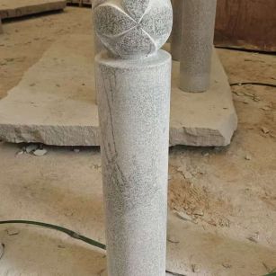 金华 芝麻白花岗岩石材挡车石柱、停车柱、圆柱挡车柱、方柱挡车柱等