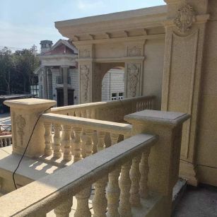 金华 黄金麻别墅外墙干挂雕花配合阳台栏杆花瓶柱