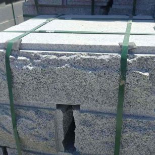 金华 芝麻白花岗岩自然面成品