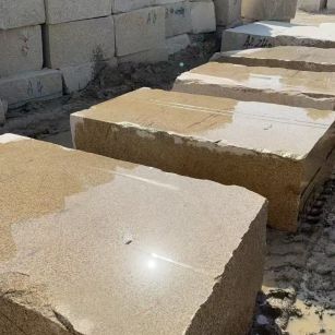 金华 黄金麻方料堆场洗料分选中，原材料充足