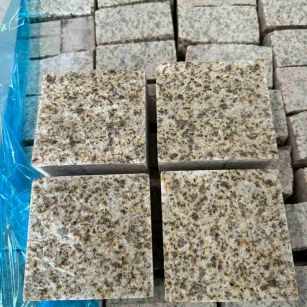 金华 黄金麻花岗岩自然面小方块，弹石，马蹄石等