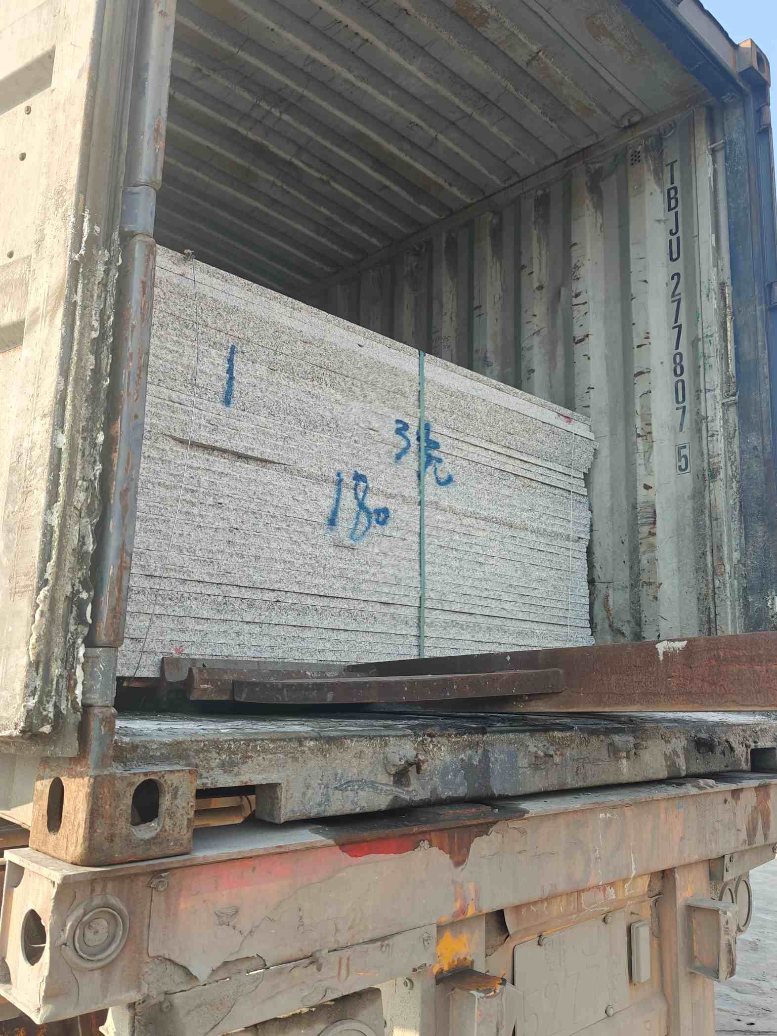 金华 芝麻白花岗岩石材3.0公分光面毛板装柜出货