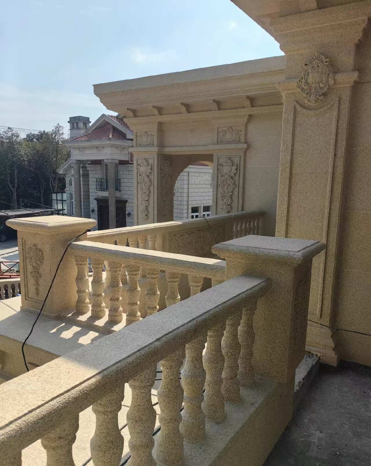 金华 黄金麻别墅外墙干挂雕花配合阳台栏杆花瓶柱