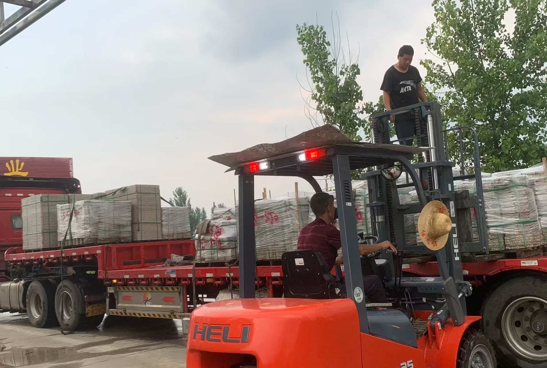 金华 黄金麻冰裂纹，地铺石装车