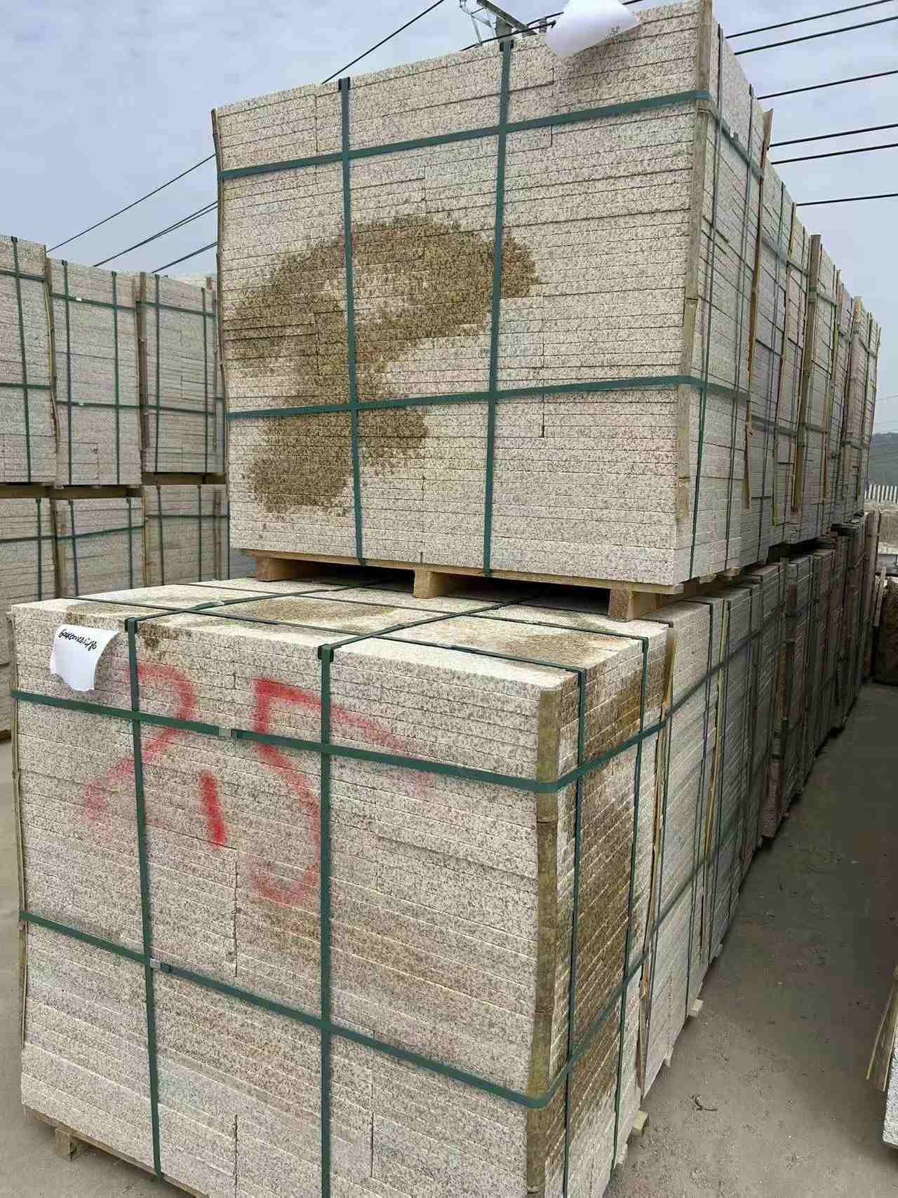 金华 黄金麻花岗岩石材荔枝面地铺石2.5*300*600