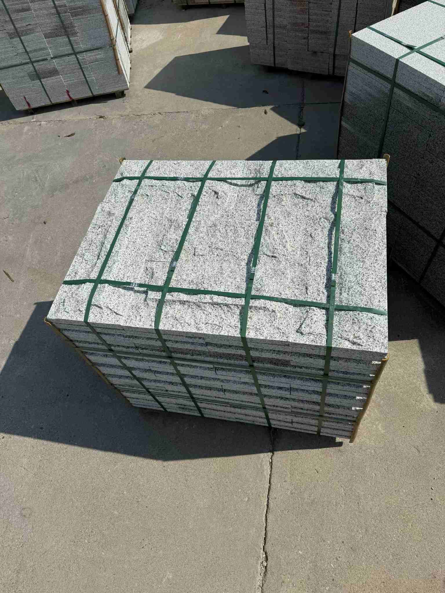 金华 白麻花岗岩石材自然面蘑菇石成品