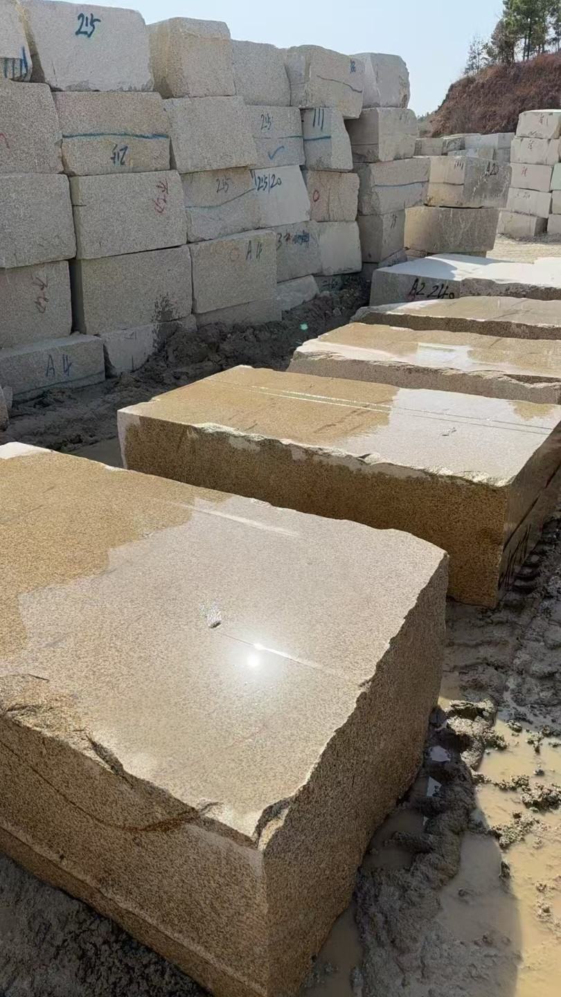 金华 黄金麻方料堆场洗料分选中，原材料充足