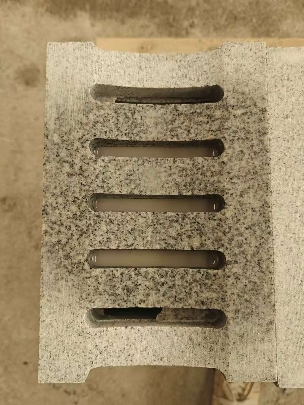 金华 芝麻白拉丝面花岗岩U型开槽排水槽