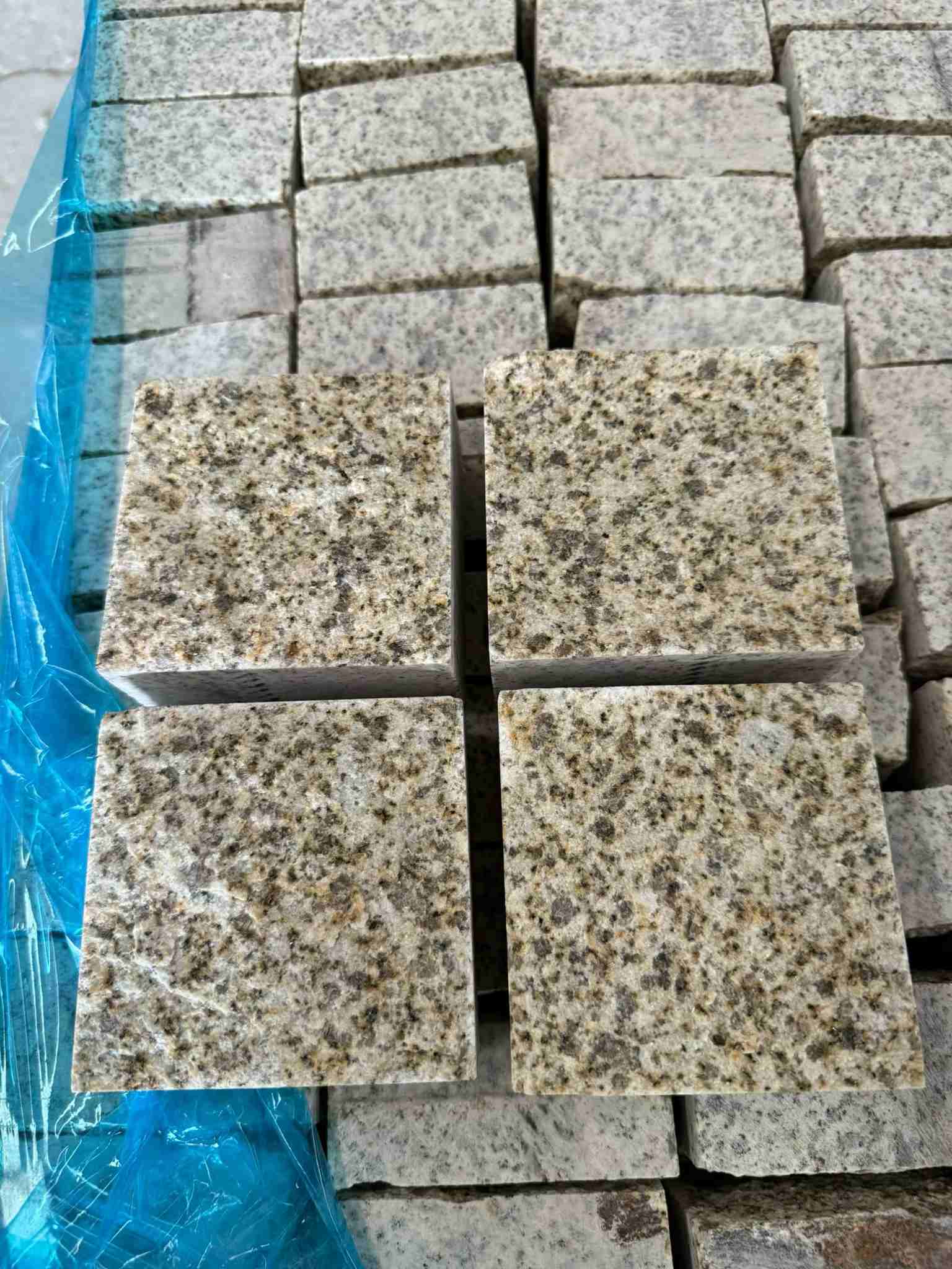 金华 黄金麻花岗岩自然面小方块，弹石，马蹄石等