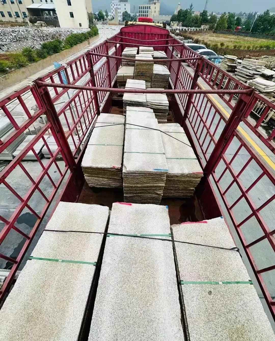 金华 黄金麻花岗岩荔枝面，光面毛板装车完成