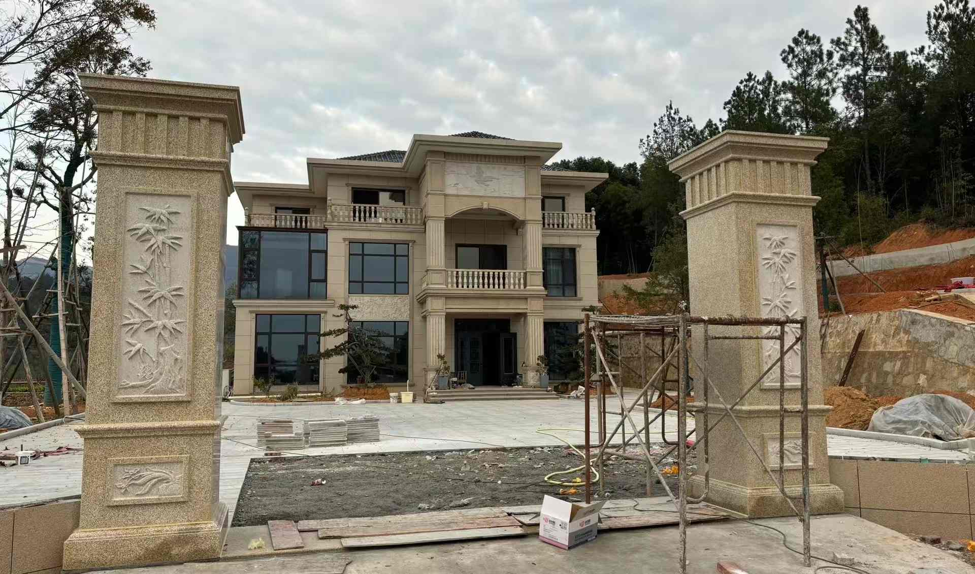 金华 黄金麻花岗岩别墅雕花外墙干挂配上门口雕花罗马柱